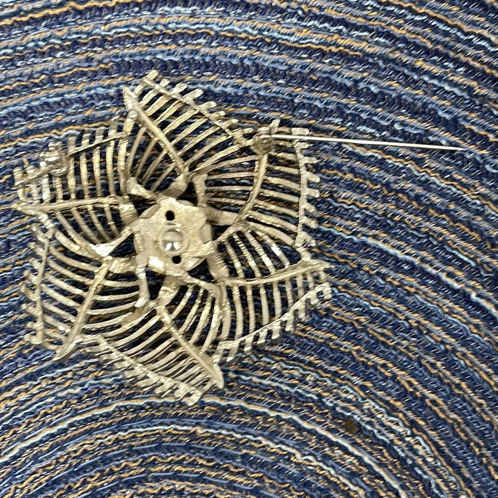 Starburst Spiral Star Sun Starfish Brooch Pin Metal Silver Toned 2.5” Vintage